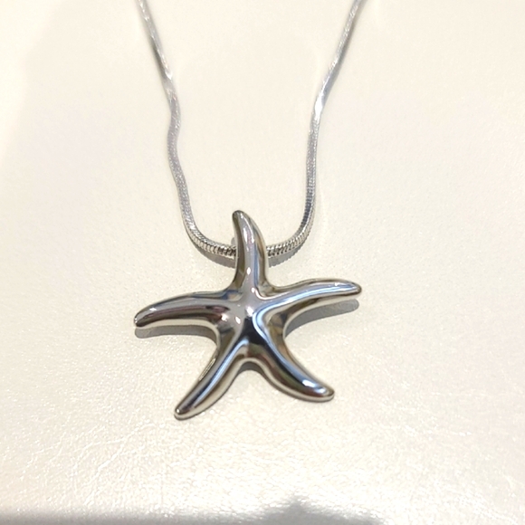 Silver Tone Nautical Starfish Necklace NWT - Picture 1 of 4